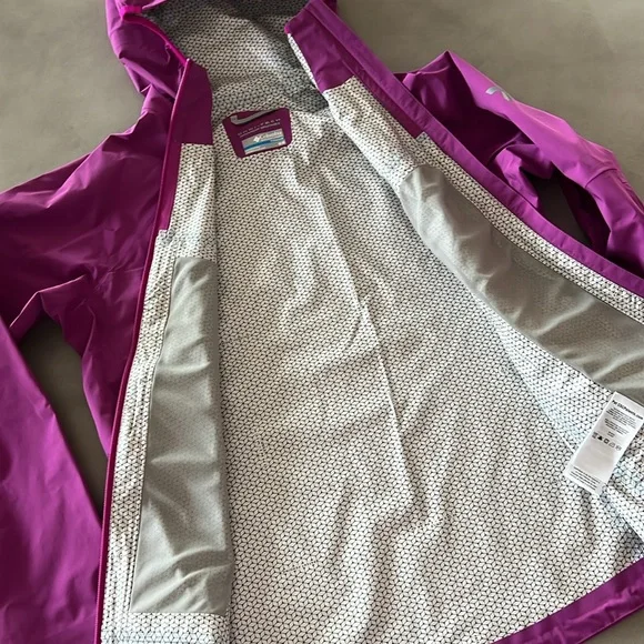 White new women’s Columbia titanium jacket in size medium - Picture 8 of 10